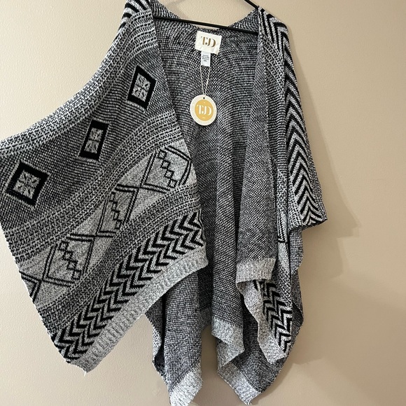 *NWT* Jetset Diaries Black and Grey Poncho OS+ - Picture 3 of 12
